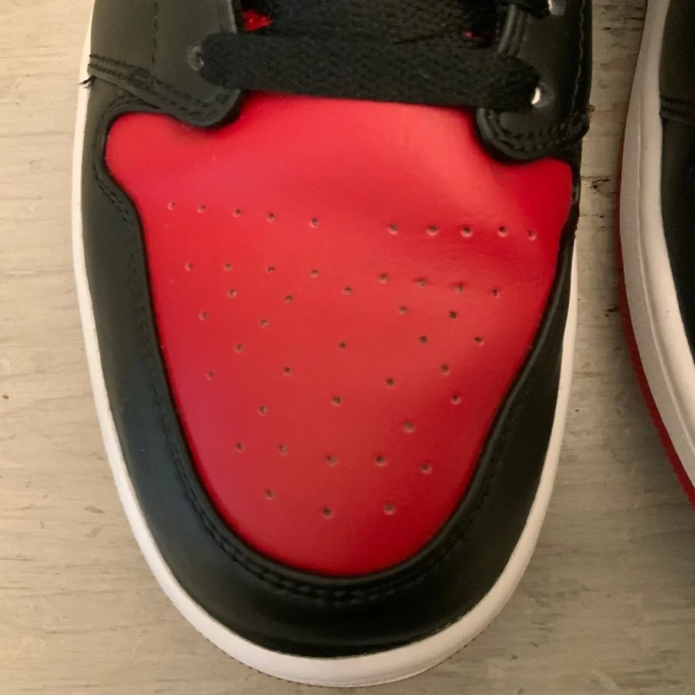 Nike Air Jordan1 Low Red Black White Leather‎ Athletic Shoes Size 11 Like New